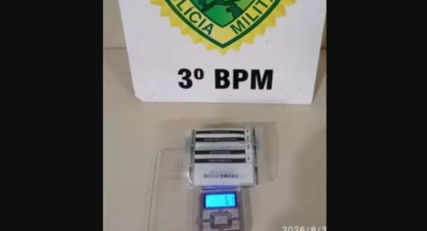 Homem é encaminhado à delegacia após ser flagrado com maconha