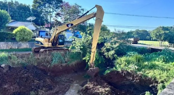 Prefeitura inicia desassoreamento do Rio Lonqueador que seguirá pelos próximos meses