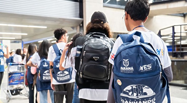 Mais de 1,2 mil estudantes paranaenses embarcam para intercâmbio pelo Ganhando o Mundo