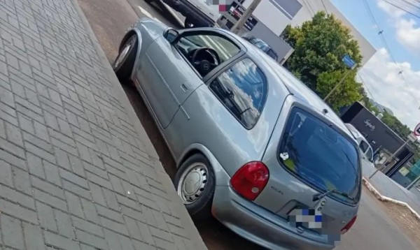 Veículo furtado é recuperado e dois suspeitos são presos