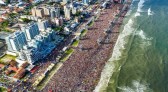 Gusttavo Lima faz show de 3 horas para multidão de 265 mil pessoas na praia de Matinhos
