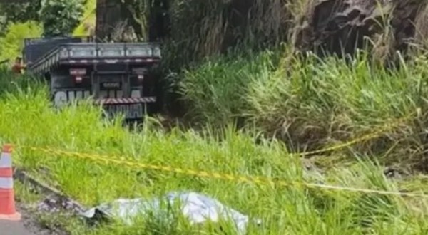 Homem de 27 anos morre após caminhão colidir contra barranco na BR-373