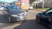 Colisão entre Prisma e Gol é registrada na Avenida Luiz Antonio Faedo
