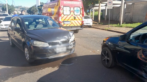 Colisão entre Prisma e Gol é registrada na Avenida Luiz Antonio Faedo
