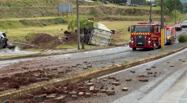 Caminhão desgovernado atinge carro e tomba na avenida Júlio Assis Cavalheiro
