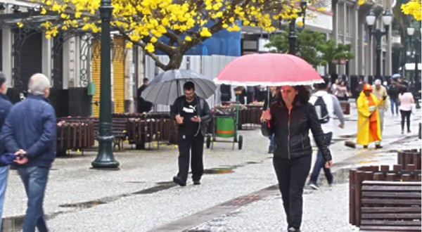 Após calor de 30°C, frente fria chega com chuva e derruba temperaturas no Paraná