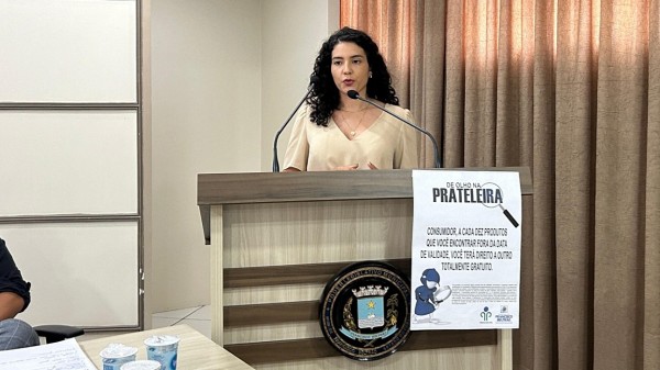 Coordenadora do Procon faz explanação da tribuna da câmara