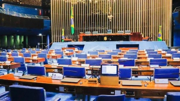 Comissão não vota, e Senado só vai discutir PEC da Anistia na volta do recesso