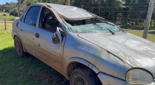 Mulher fica ferida após tombamento de veículo na zona rural