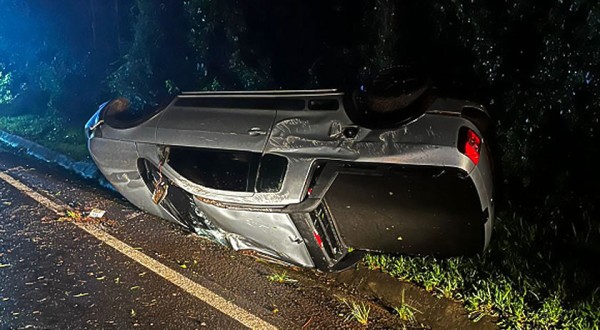 Caminhonete capota na PR-180 e condutor é socorrido