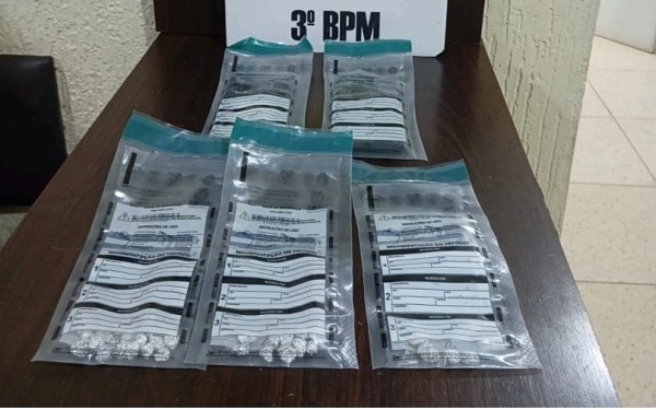 Dois menores são apreendidos por tráfico de drogas