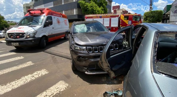 Colisão entre veículos no centro de Francisco Beltrão deixa feridos