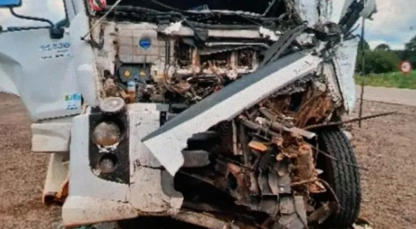 Caminhoneiro fica ferido em acidente envolvendo três veículos na PRC-280