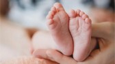 Mãe vende seu bebê para pagar o aluguel e fazer um curso de culinária, mas vai parar atrás das grades