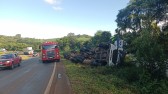 Caminhão tomba e motorista fica ferido na BR 280