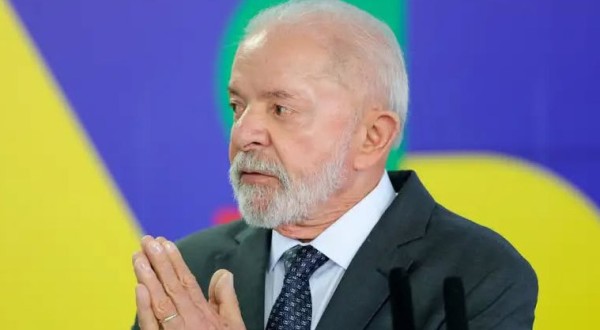 Oposição reage a desfile em homenagem a Lula na Sapucaí e anuncia ações judiciais