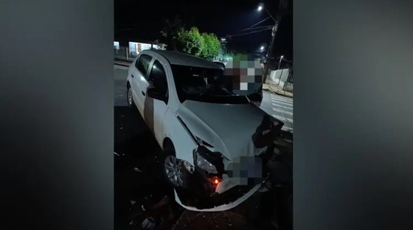 Mulher fica ferida após grave colisão seguida de capotamento no bairro Cango