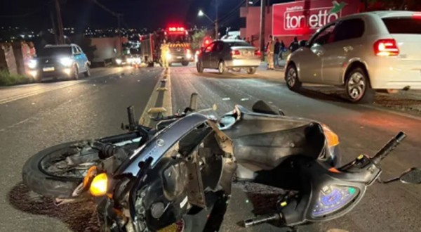 Motorista foge após atingir moto e deixar mãe e filha feridas na PR-281