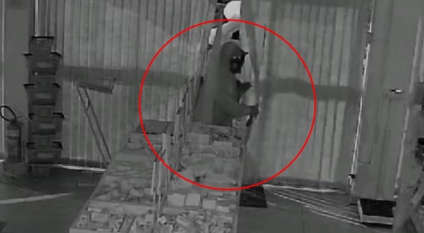 Arrombamento e furto são registrados em estabelecimento comercial