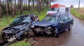Três pessoas ficam feridas em colisão frontal entre dois veículos