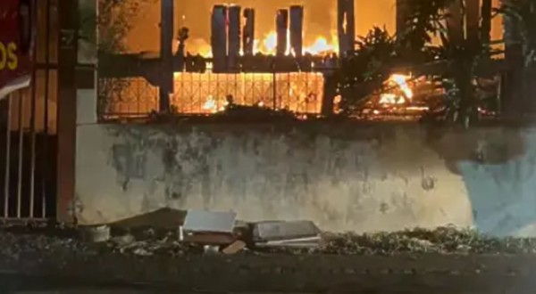 Corpo de Bombeiros é acionado para combater incêndio em residência no bairro Pinheirinho