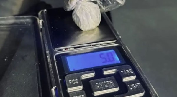 Casal é flagrado com drogas