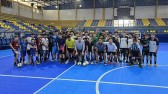 Alunos de escolinhas fazem o primeiro jogo na nova quadra do Arrudão