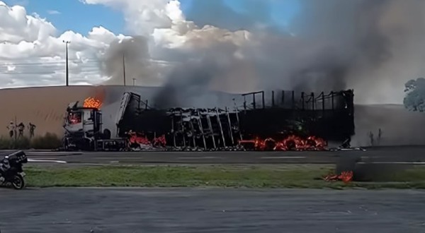 Carreta de câmara fria fica destruída após incêndio na BR-280