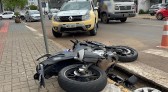 Motociclista fica gravemente ferido após empinar moto, fugir da polícia e se envolver em acidente