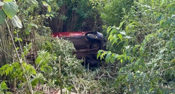 Casal fica ferido após carro ficar sem freio e cair em ribanceira