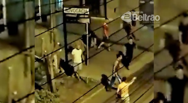 Jovem é brutalmente espancado por grupo de pessoas em Beltrão