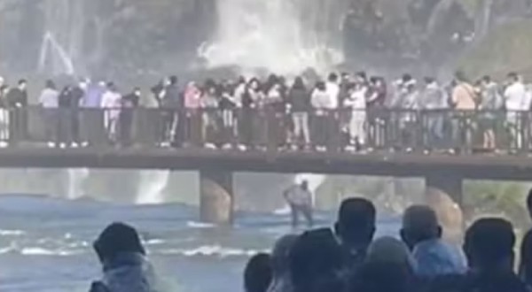 Turista se arrisca para recuperar celular nas Cataratas do Iguaçu