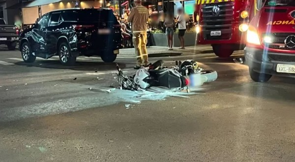 Colisão entre motocicleta e caminhonete deixa uma pessoa ferida