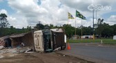Carreta tomba no trevo na PRE, em Francisco Beltrão