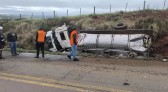 Motorista morre após caminhão de leite tombar na PR-459