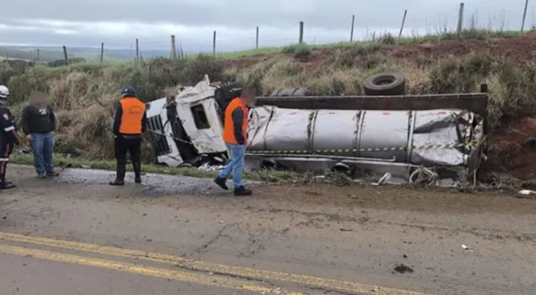 Motorista morre após caminhão de leite tombar na PR-459