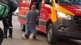 Pai é flagrado orando enquanto filho de 1 ano é atendido por socorristas após se engasgar