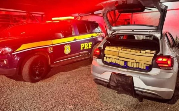 PRF apreende 424 quilos de maconha e prende motorista com carro furtado