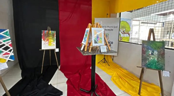 Mercado Municipal recebe exposição com obras de alunos