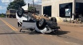Condutora perde controle, atropela pedestre, bate em outros dois carros e capota