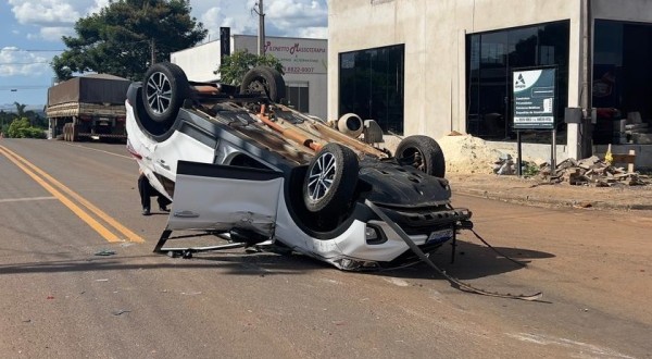Condutora perde controle, atropela pedestre, bate em outros dois carros e capota