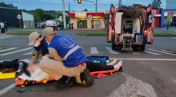Jovem fica ferida em acidente envolvendo motocicleta