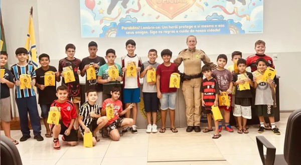 Polícia Militar promove ação educativa de prevenção de acidentes para alunos do Formando Cidadão