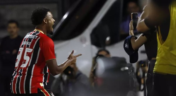 São Paulo vira sobre o Bragantino fora de casa e segue líder do Brasileirão