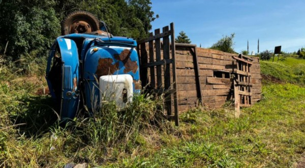 Caminhão capota na PR-281 e deixa dois feridos