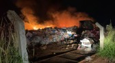 Incêndio em depósito de materiais recicláveis em Francisco Beltrão é controlado pelo Corpo de Bombeiros