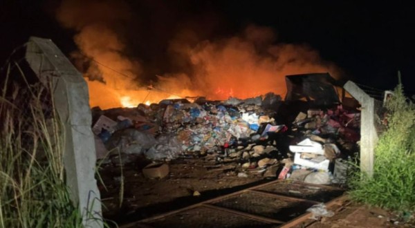 Incêndio em depósito de materiais recicláveis em Francisco Beltrão é controlado pelo Corpo de Bombeiros