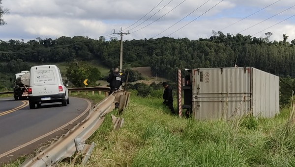 Caminhão tomba na PR 566 próximo a Seção Jacaré