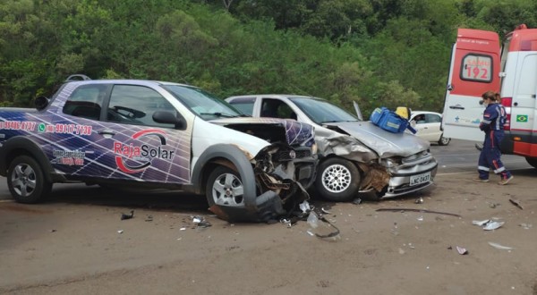 Colisão entre dois veículos deixa quatro pessoas feridas