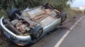 Carro carregado com cigarros contrabandeados é encontrado capotado na PR-562
